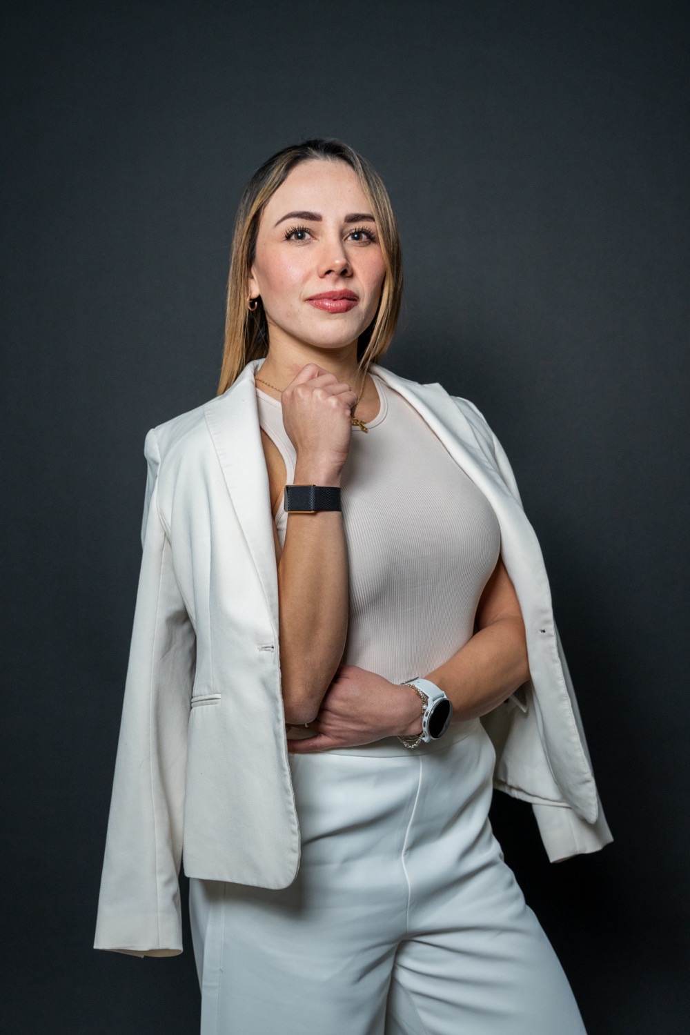 Ale Prado, nutricionista deportiva y funcional, retrato editorial en estudio